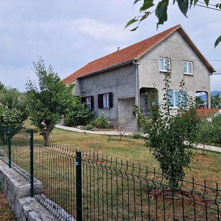 Apartman Lana Kijevo ภายนอก รูปภาพ