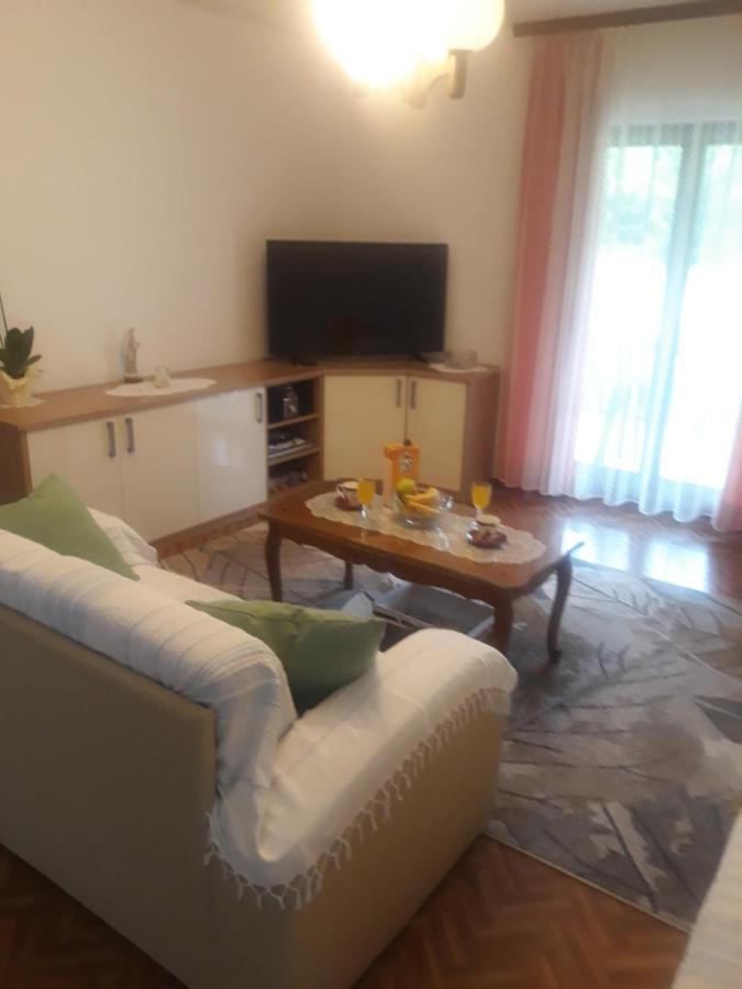 Apartman Lana Kijevo ภายนอก รูปภาพ